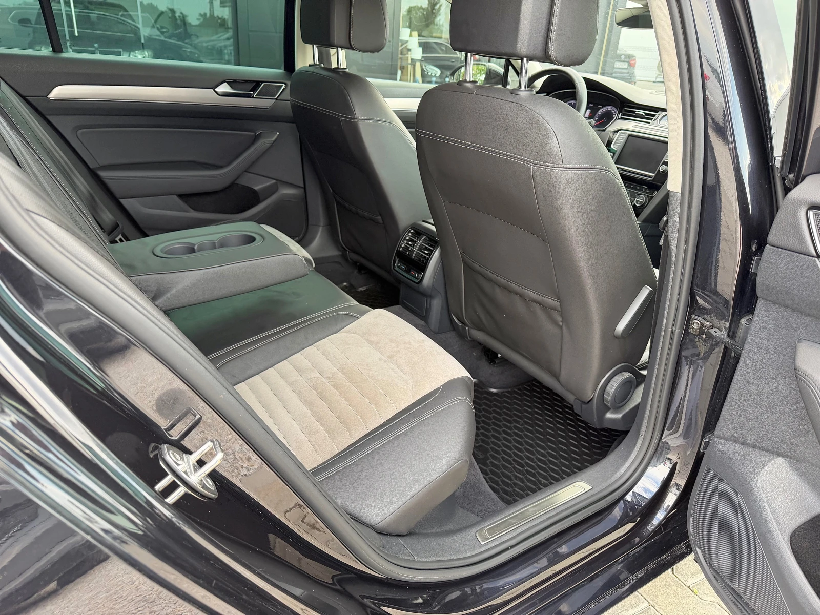 VW Passat 2.0TDi Highline * Virtual* Подгрев/Камера/Keyless, снимка 9 - Автомобили и джипове - 54754178