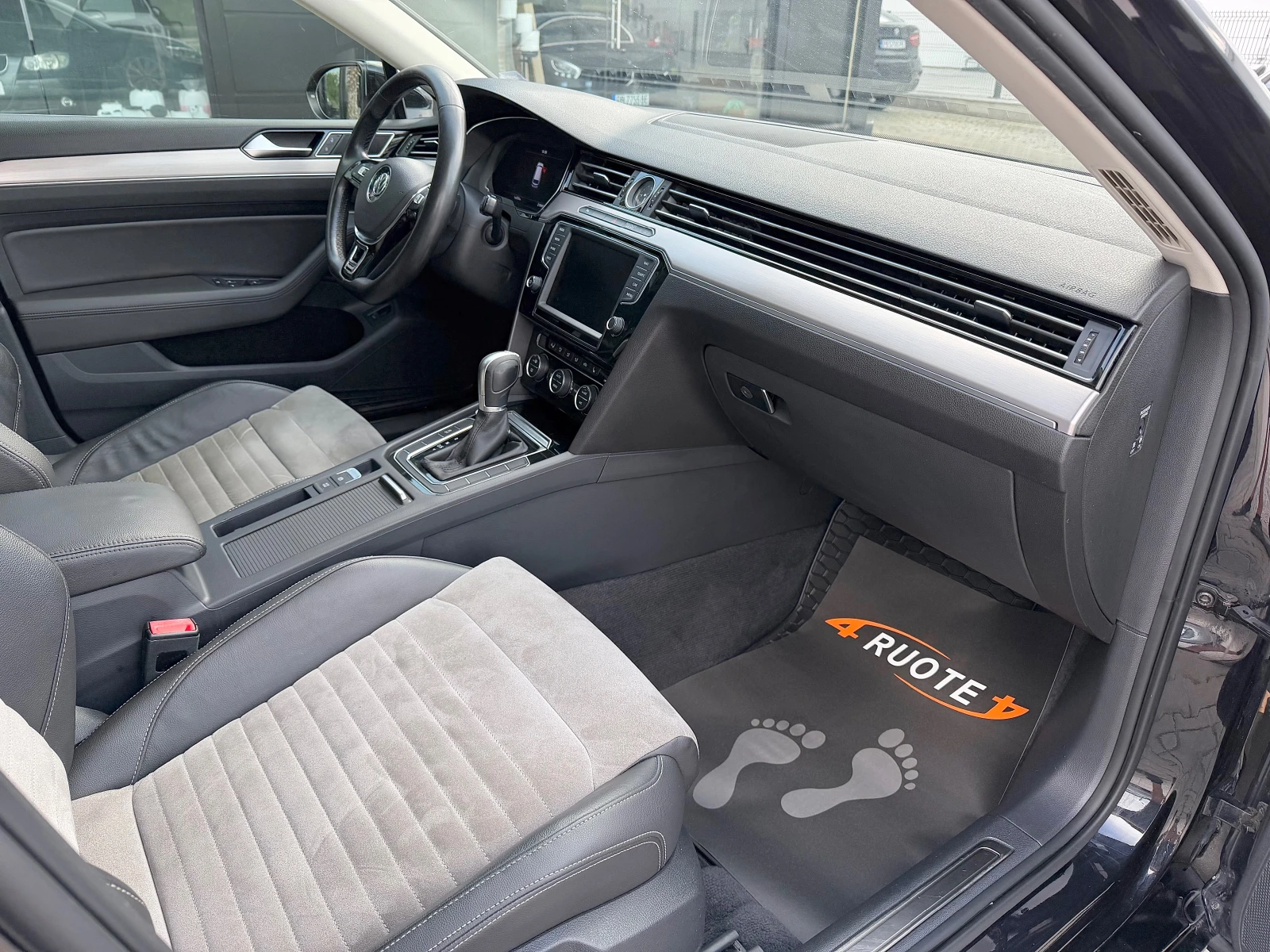 VW Passat 2.0TDi Highline * Virtual* Подгрев/Камера/Keyless, снимка 5 - Автомобили и джипове - 54754178