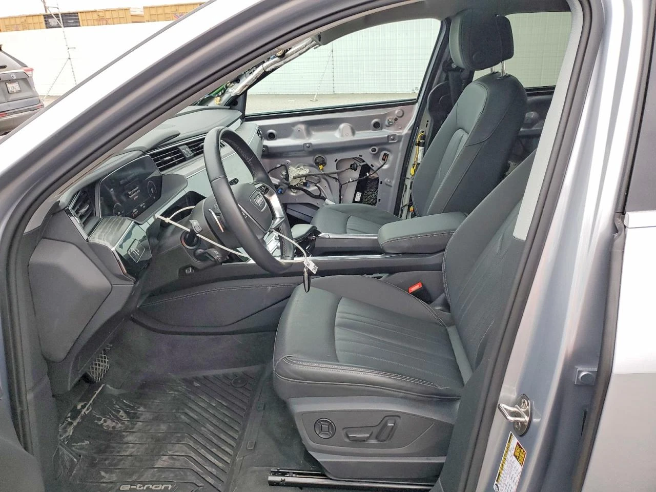 Audi E-Tron Premium Plus, снимка 7 - Автомобили и джипове - 55004152