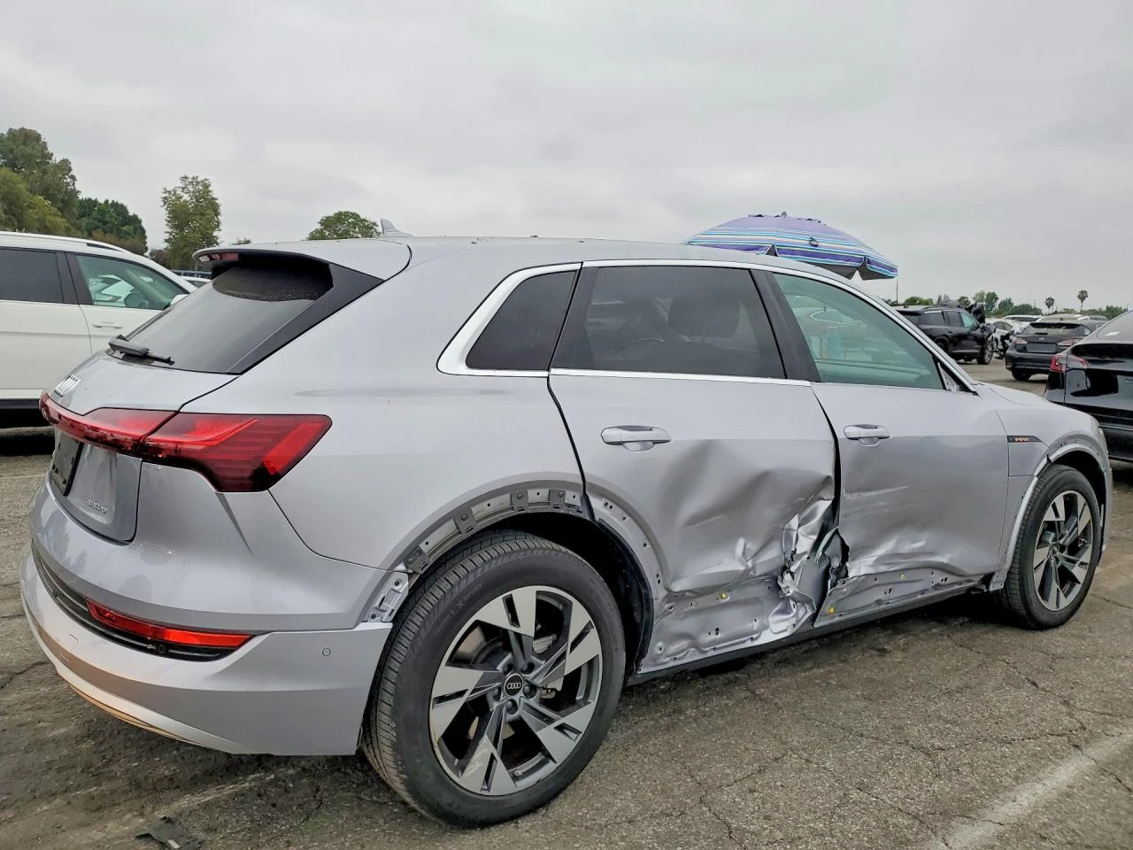 Audi E-Tron Premium Plus, снимка 3 - Автомобили и джипове - 55004152