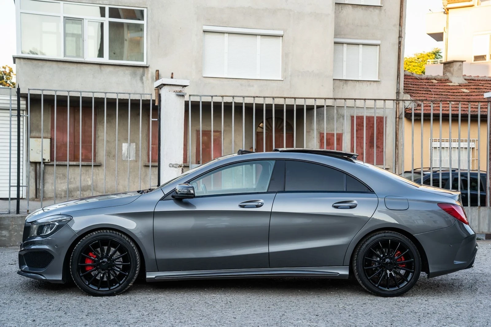 Mercedes-Benz CLA 220 CDI-AMG LINE-PANO-HARMAN KARDON-КАМЕРА-DISTR-FULL, снимка 4 - Автомобили и джипове - 56133235
