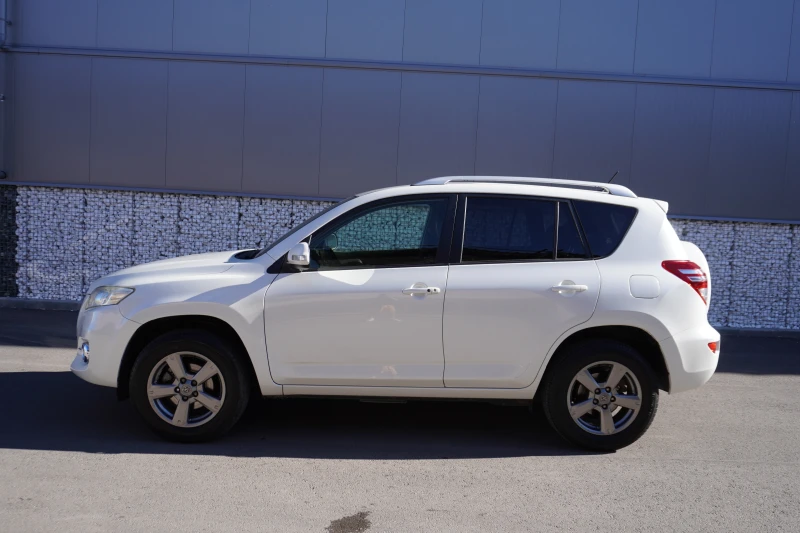 Toyota Rav4 2.2 D4-D LUXURY-KEYLESSGO/NAVI, КОЖА, AWD-ОТЛИЧНА, снимка 2 - Автомобили и джипове - 47853945