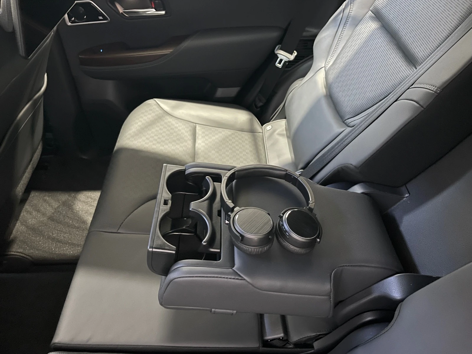 Toyota Land cruiser LC 300   6+ 1  | Mobile.bg   15