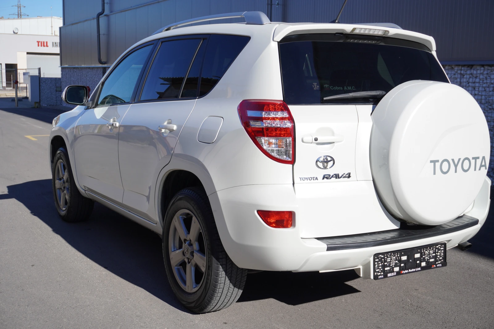 Toyota Rav4 2.2 D4-D LUXURY-KEYLESSGO/NAVI, КОЖА, AWD-ОТЛИЧНА - изображение 3