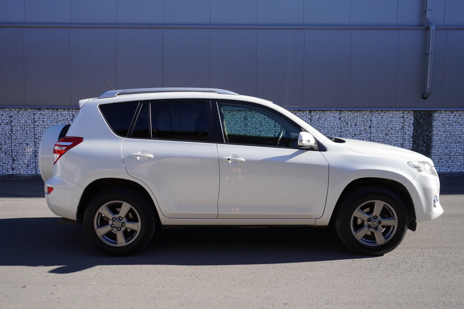 Toyota Rav4 2.2 D4-D LUXURY-KEYLESSGO/NAVI, КОЖА, AWD-ОТЛИЧНА - изображение 6