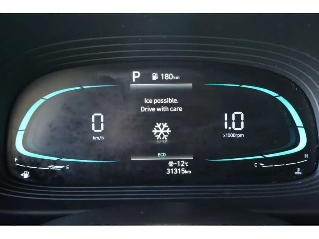 Hyundai Venue, снимка 4 - Автомобили и джипове - 53879487