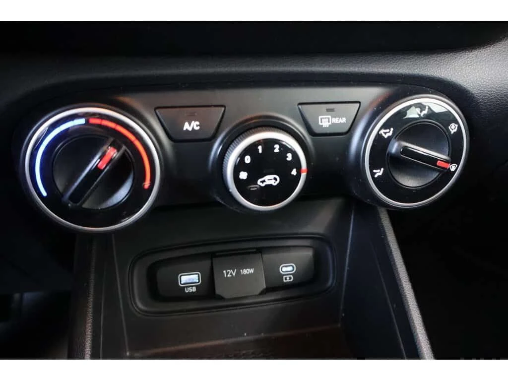 Hyundai Venue, снимка 13 - Автомобили и джипове - 53879487