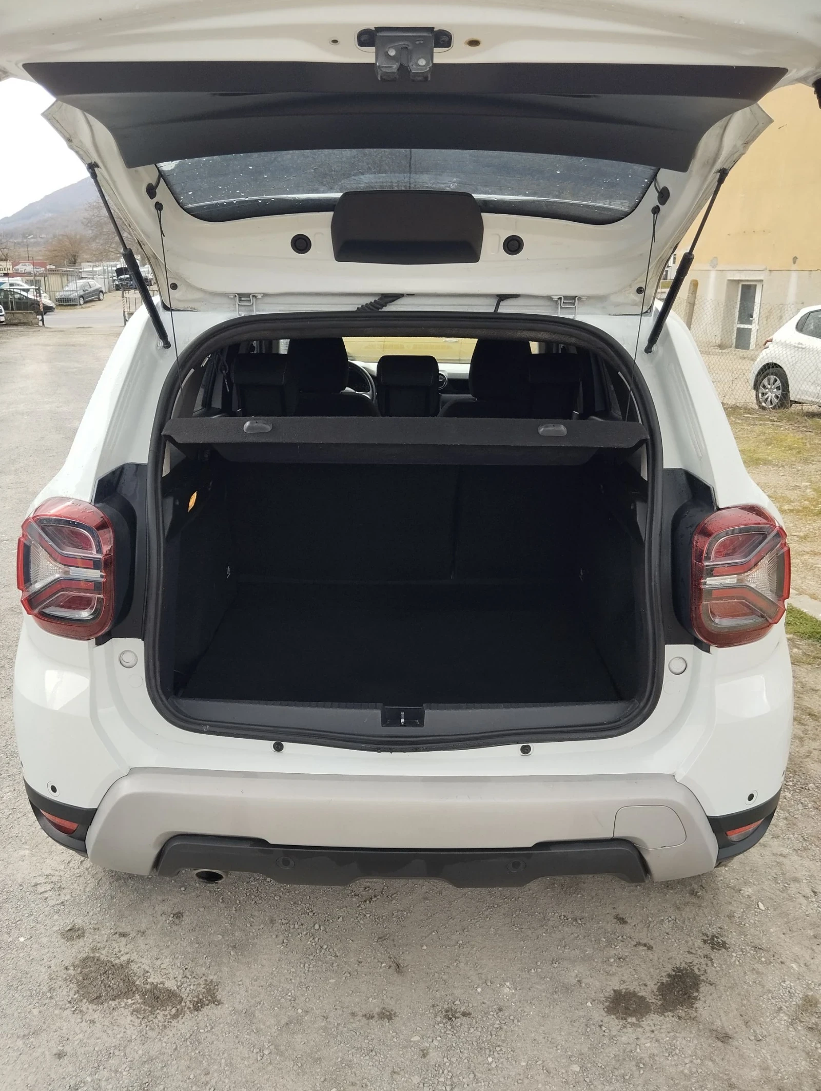 Dacia Duster 1.5 dci 116 kc, снимка 14 - Автомобили и джипове - 53927922