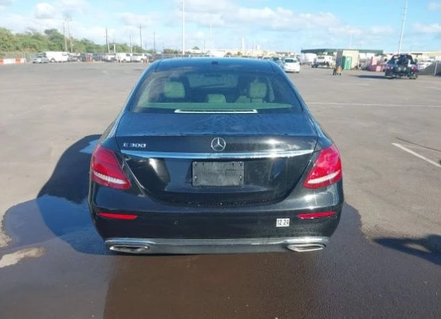 Mercedes-Benz E 300, снимка 7 - Автомобили и джипове - 49293466