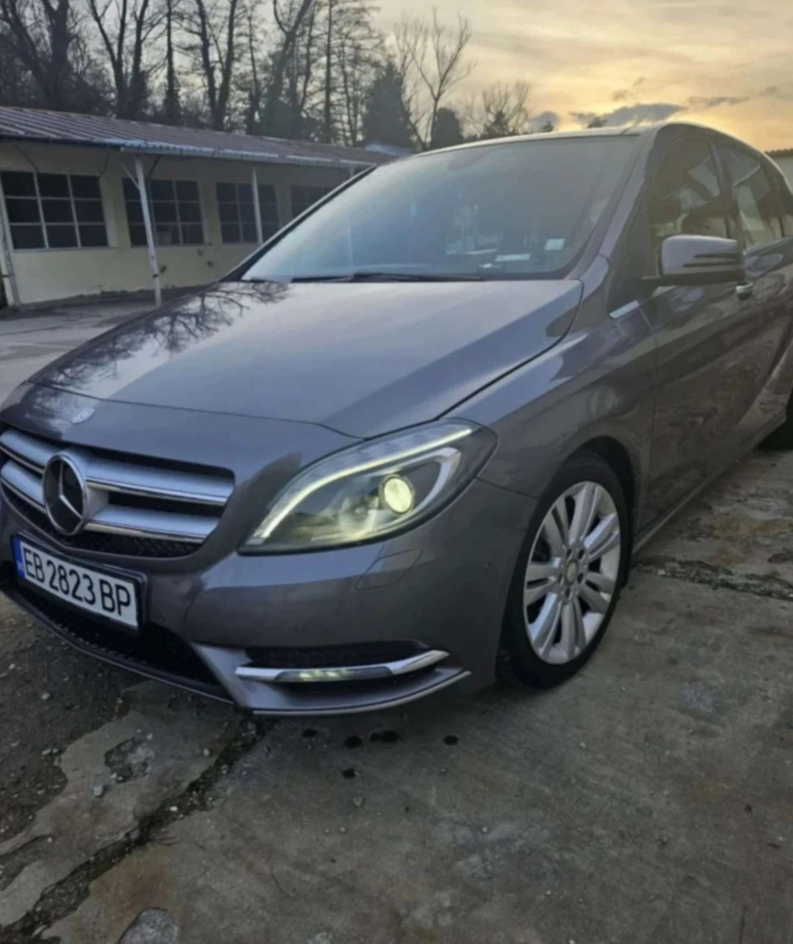 Mercedes-Benz B 180