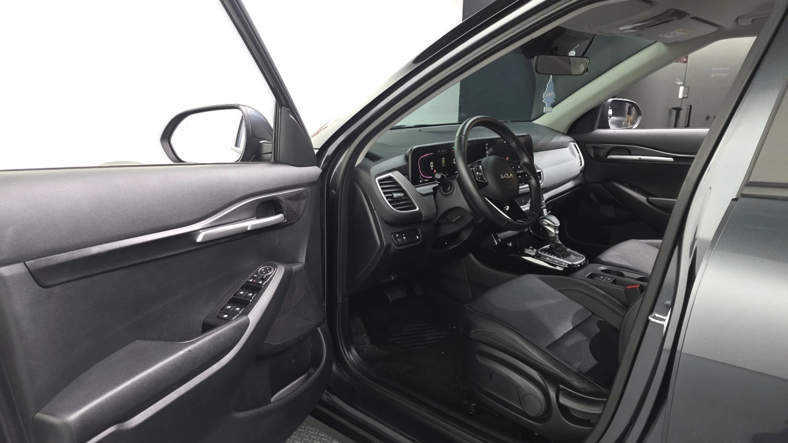 Kia Seltos Gasoline 1.6 Turbo 4WD Trendy autogeorge.com, снимка 14 - Автомобили и джипове - 56137399