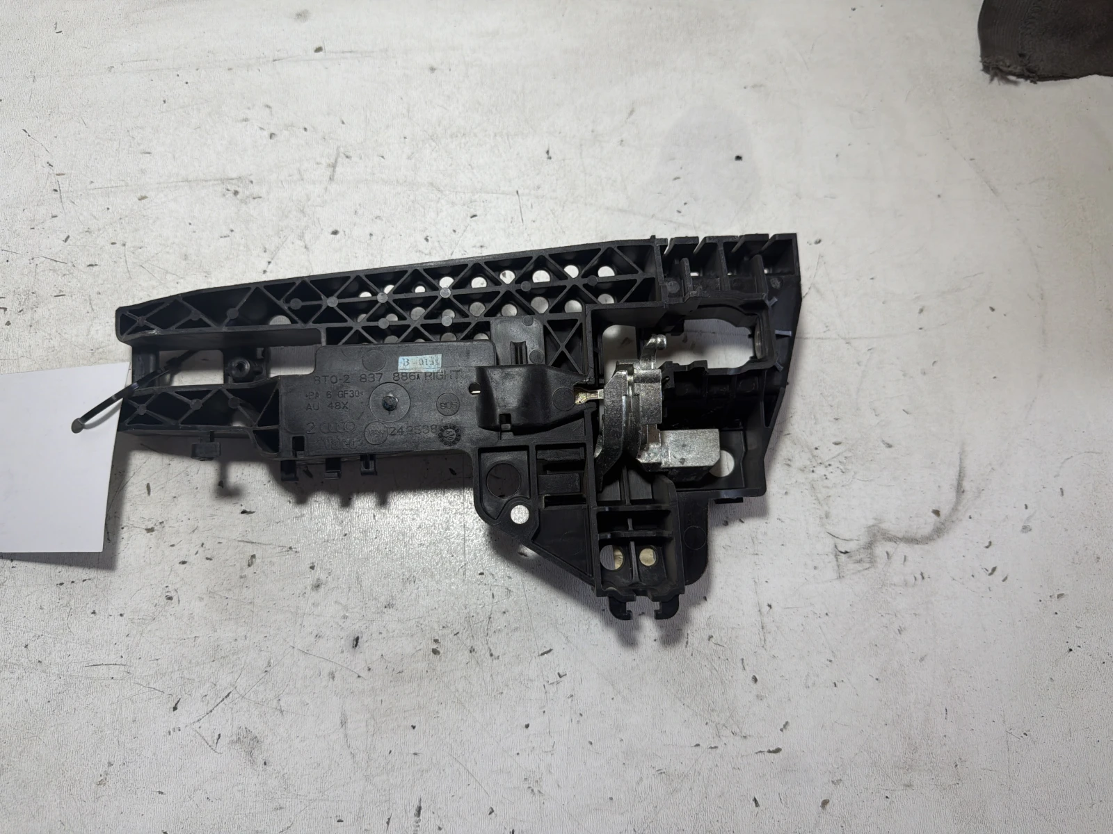 основа дръжка дясна 8T0837886A Audi A4
