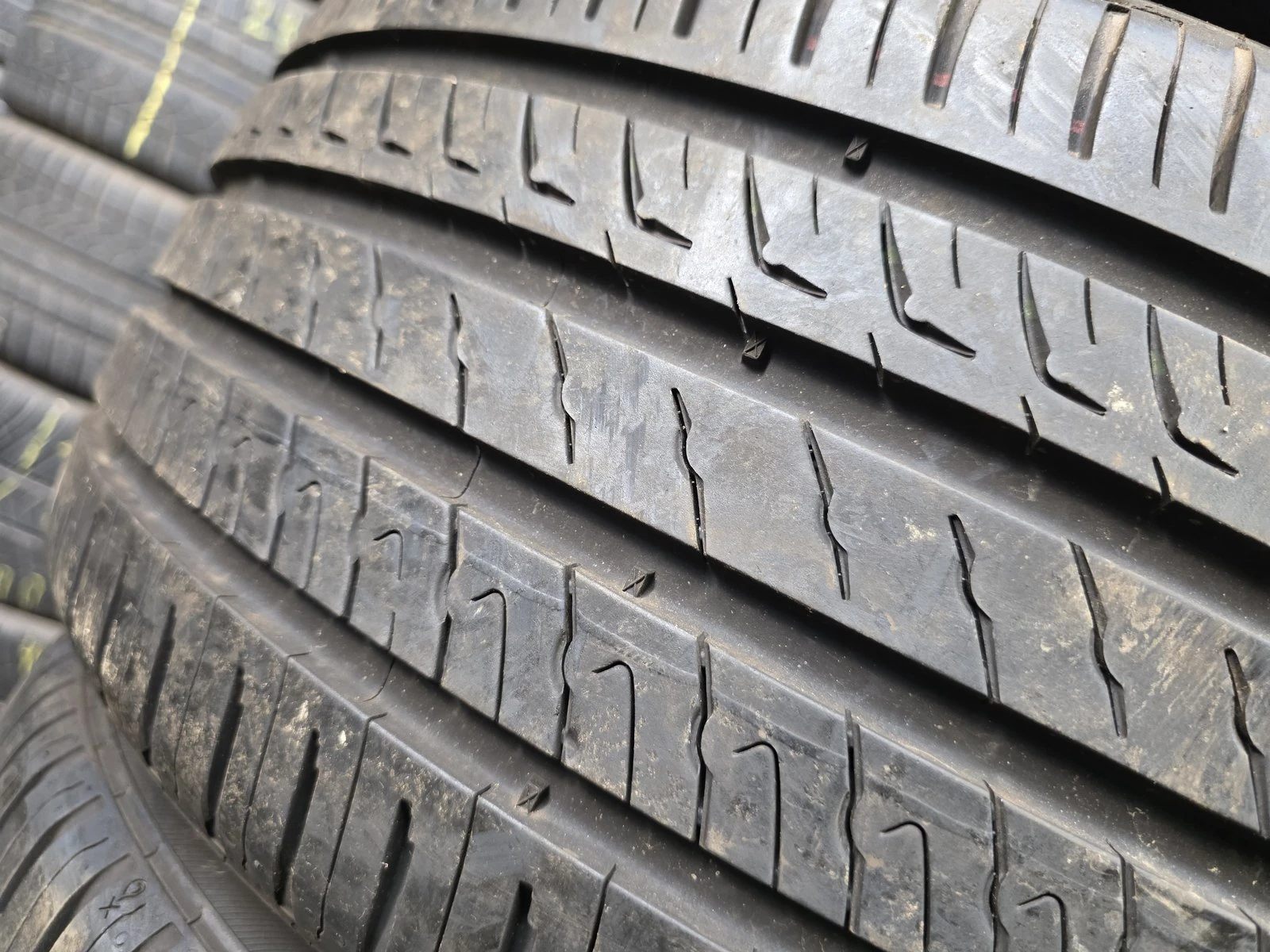 Гуми Летни 235/35R19, снимка 2 - Гуми и джанти - 56735455