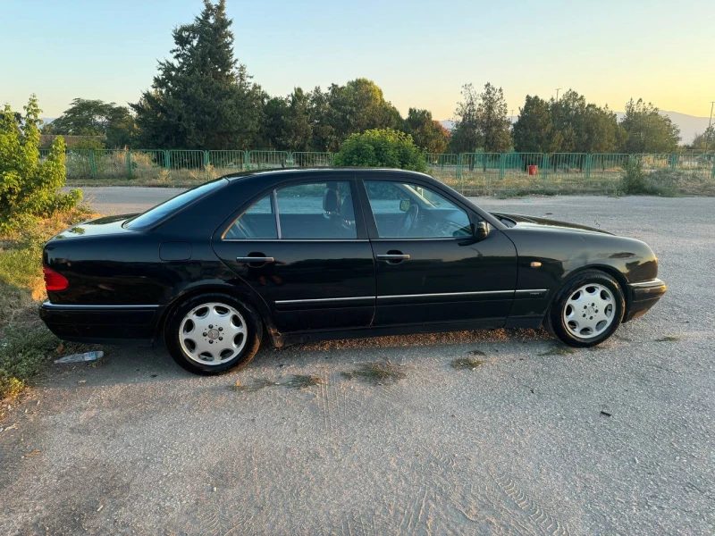 Mercedes-Benz E 200 AVANGARDE, снимка 3 - Автомобили и джипове - 47475040