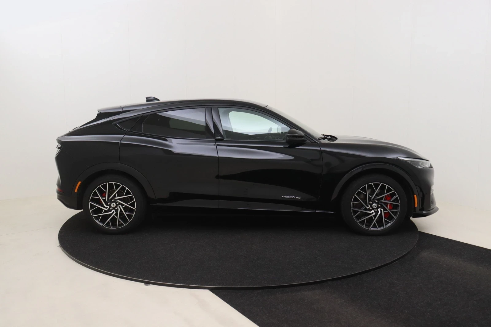 Ford Mustang Mach-E 601 коня 4х4, 14000км, 99kWh ГАРАНЦИОНЕН 2028г.. - изображение 5