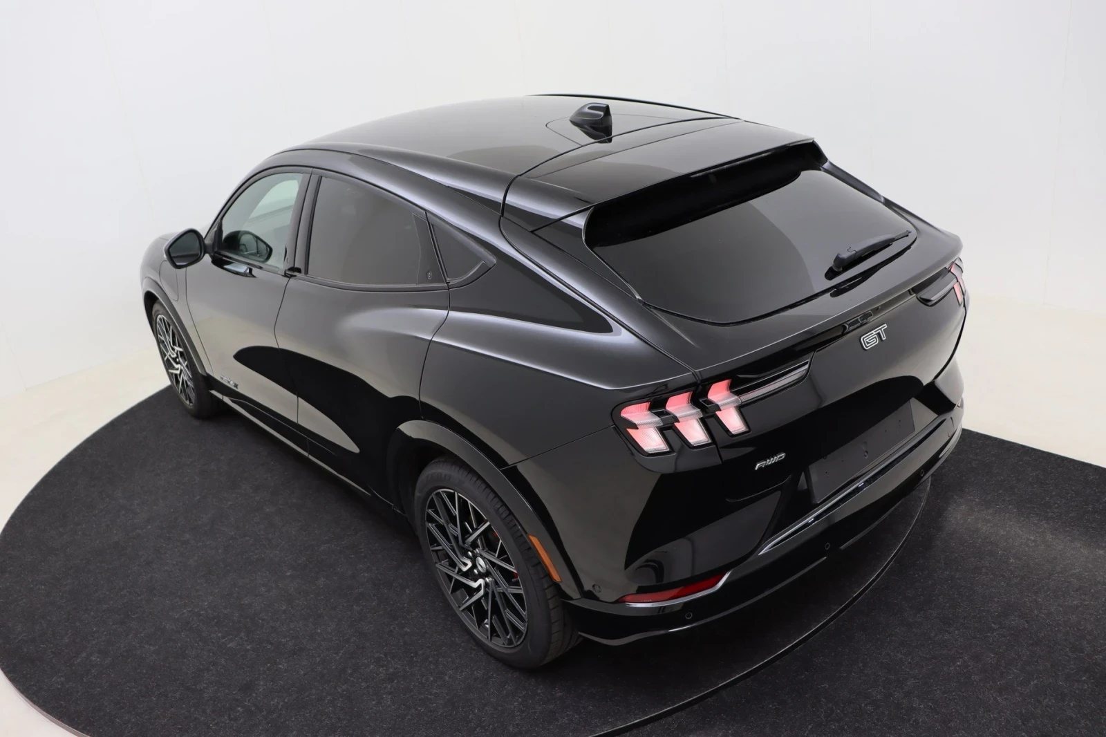 Ford Mustang Mach-E 601 коня 4х4, 14000км, 99kWh ГАРАНЦИОНЕН 2028г.. - изображение 3