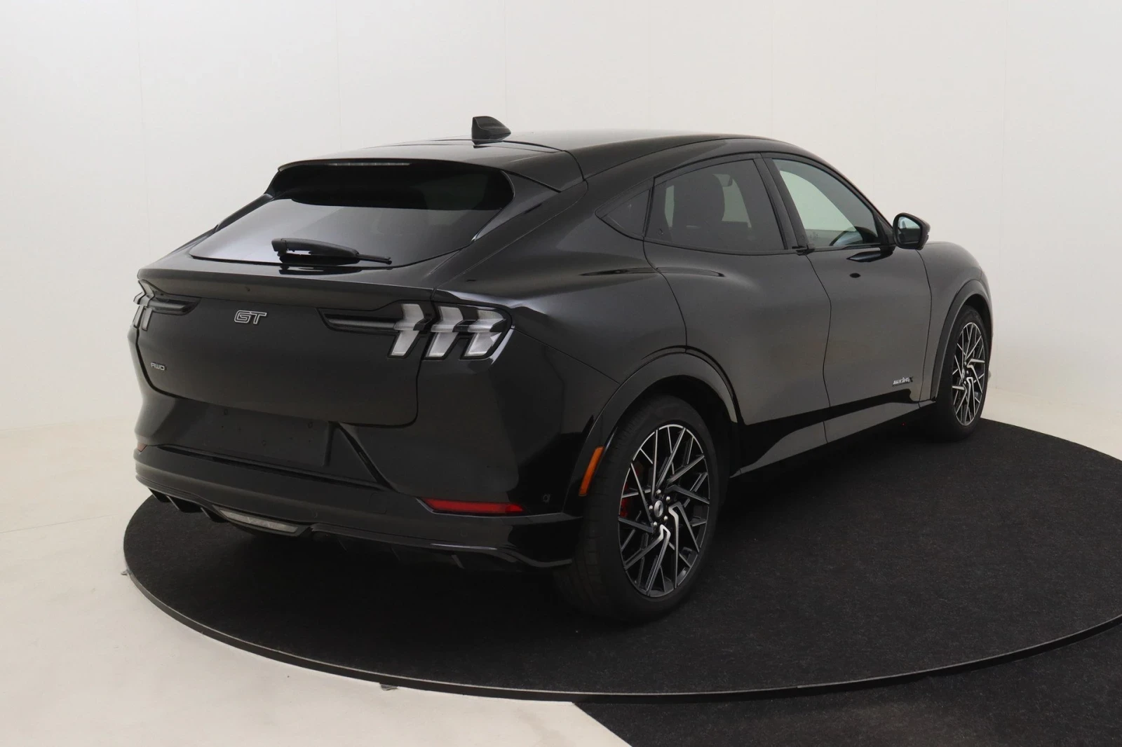 Ford Mustang Mach-E 601 коня 4х4, 14000км, 99kWh ГАРАНЦИОНЕН 2028г.. - изображение 4