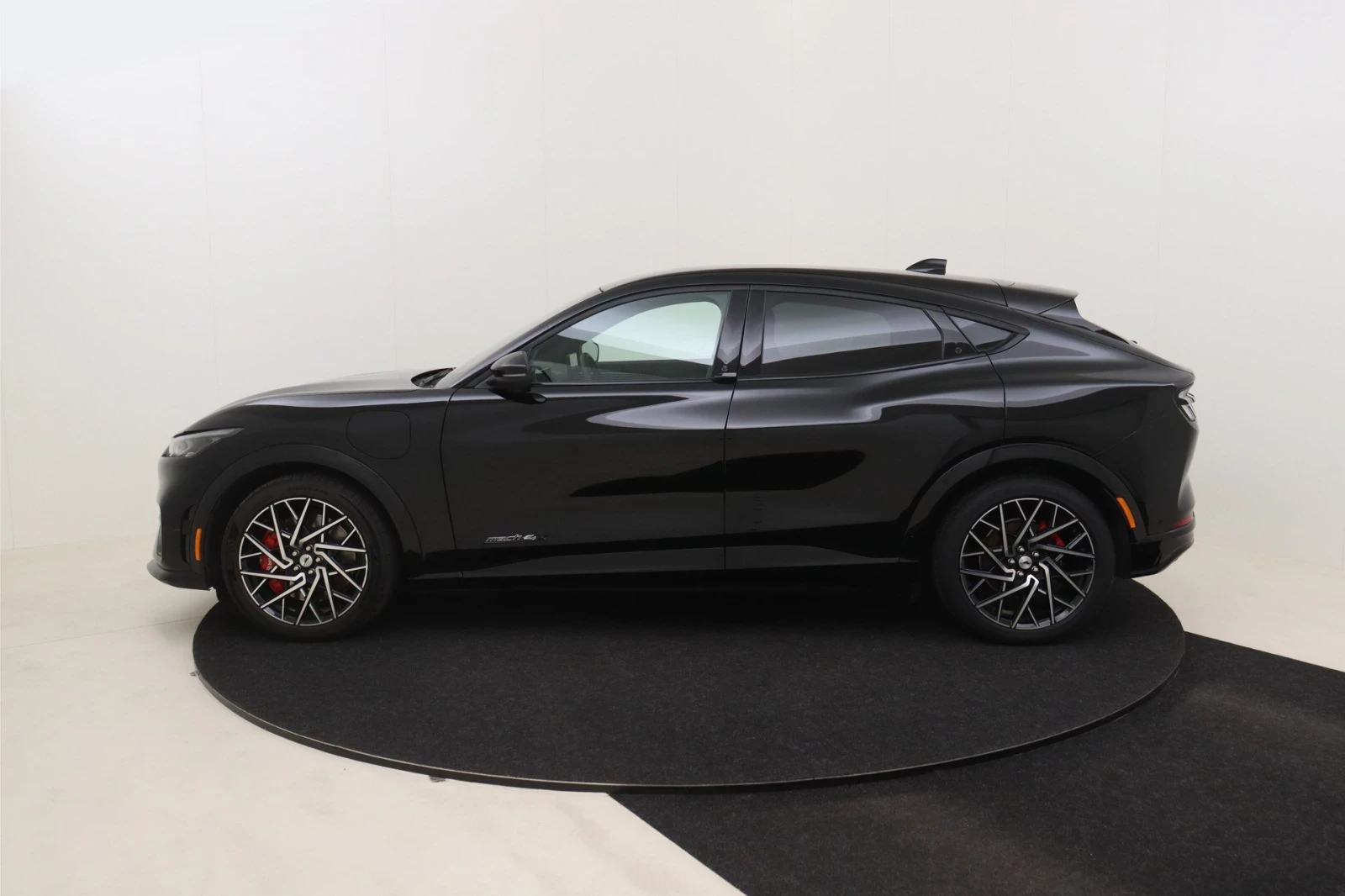 Ford Mustang Mach-E 601 коня 4х4, 14000км, 99kWh ГАРАНЦИОНЕН 2028г.. - изображение 7