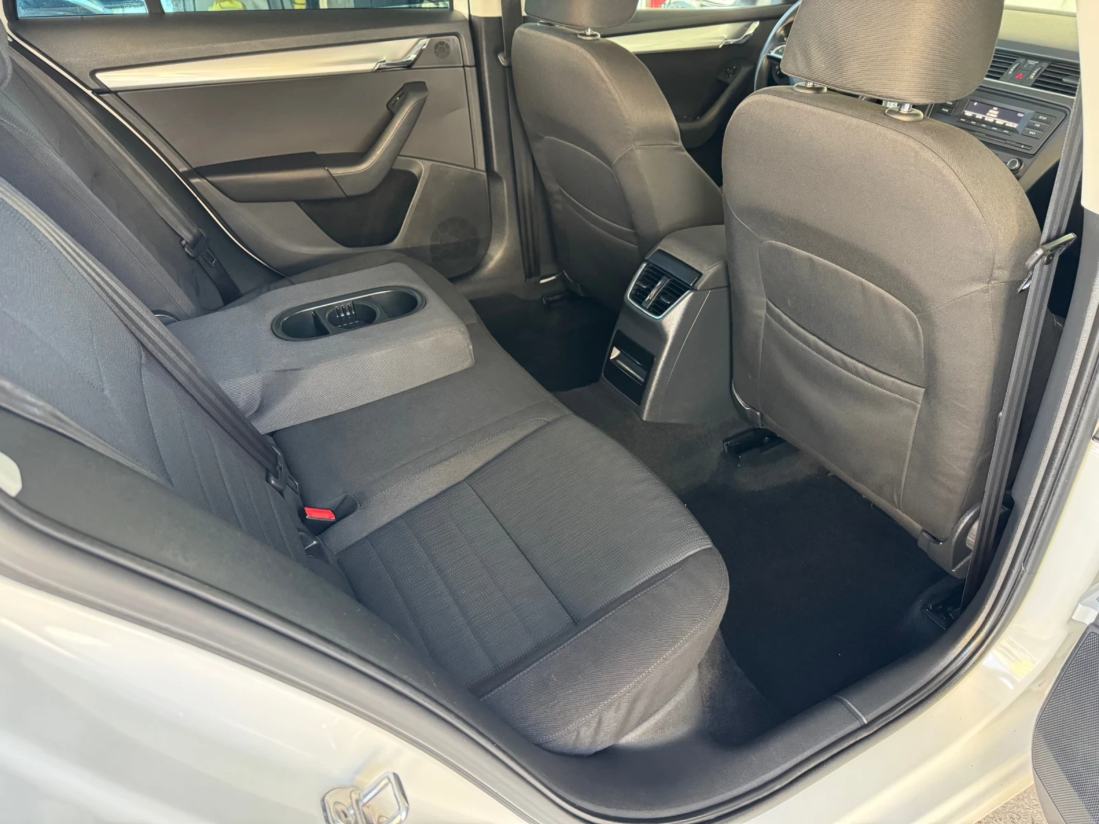 Skoda Octavia 1.6 TDi* ELEGANCE* EURO 5B, снимка 15 - Автомобили и джипове - 54618259