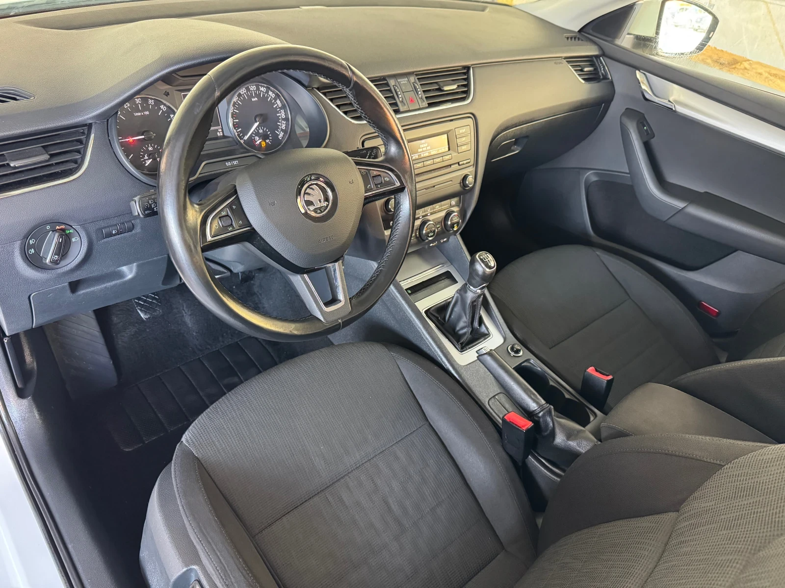 Skoda Octavia 1.6 TDi* ELEGANCE* EURO 5B, снимка 10 - Автомобили и джипове - 54618259