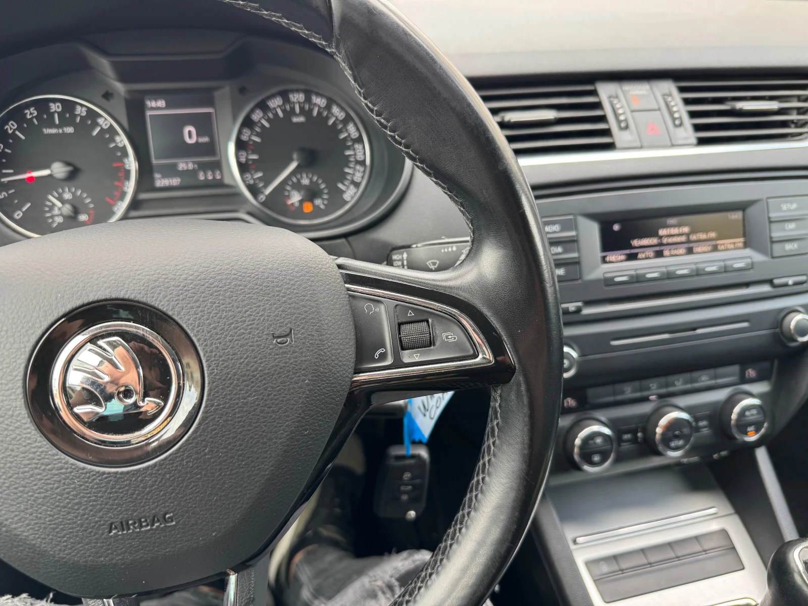 Skoda Octavia 1.6 TDi* ELEGANCE* EURO 5B, снимка 10 - Автомобили и джипове - 54618259