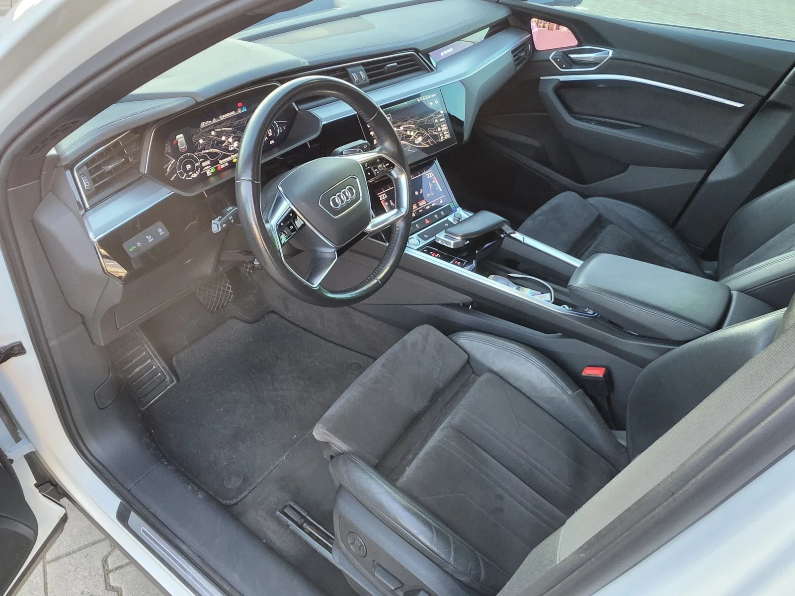 Audi E-Tron 55 QUATTRO 95 kWh   DISTRONIC, ПАНОРАМA, снимка 10 - Автомобили и джипове - 55127793