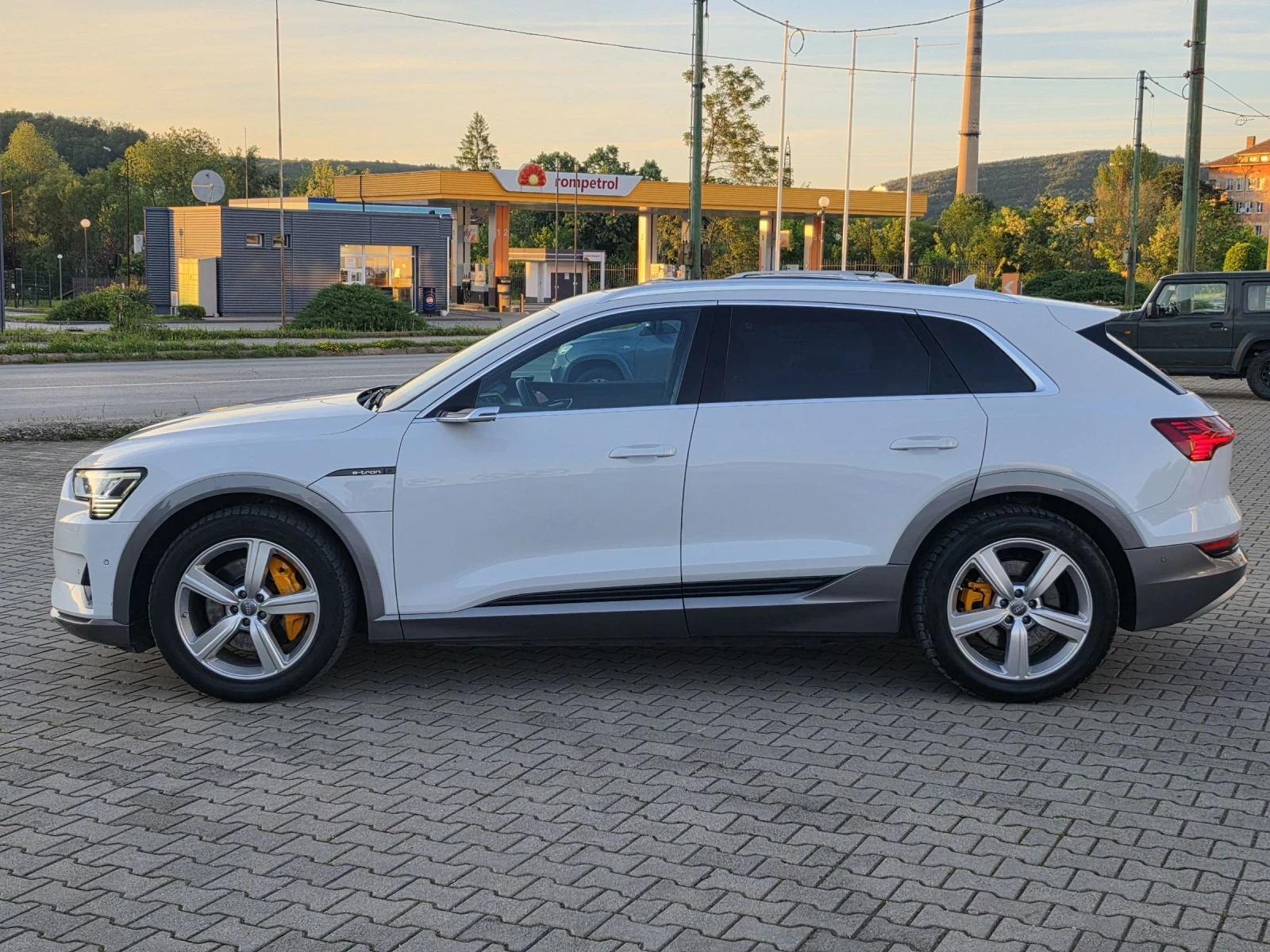 Audi E-Tron 55 QUATTRO 95 kWh   DISTRONIC, ПАНОРАМA, снимка 8 - Автомобили и джипове - 55127793
