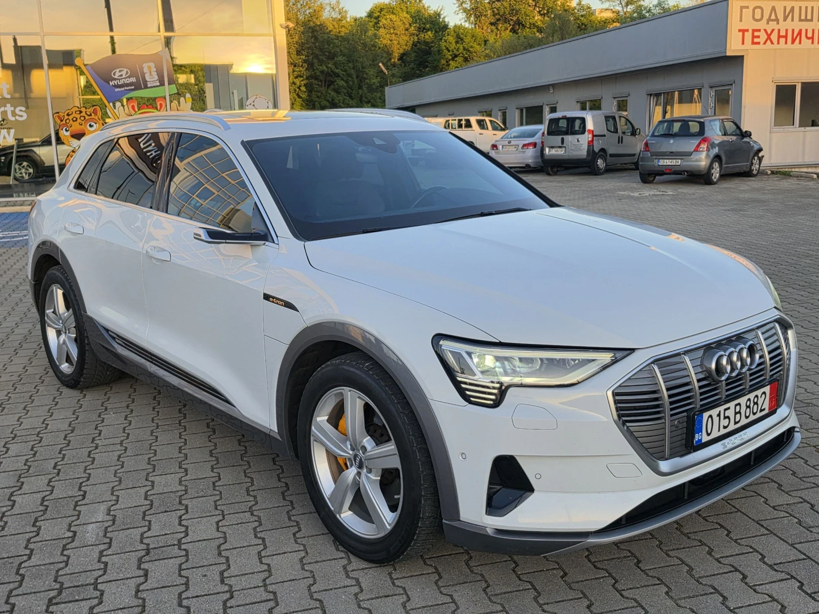 Audi E-Tron 55 QUATTRO 95 kWh   DISTRONIC, ПАНОРАМA, снимка 2 - Автомобили и джипове - 55127793