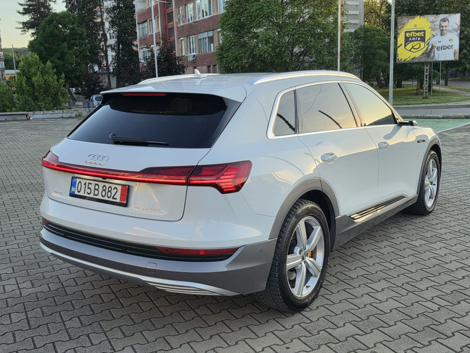 Audi E-Tron 55 QUATTRO 95 kWh   DISTRONIC, ПАНОРАМA, снимка 4 - Автомобили и джипове - 55127793