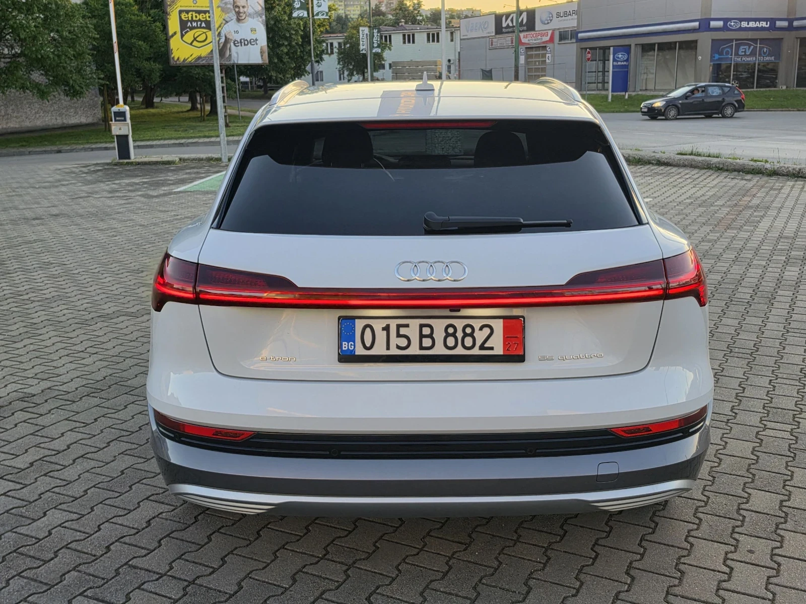 Audi E-Tron 55 QUATTRO 95 kWh   DISTRONIC, ПАНОРАМA, снимка 5 - Автомобили и джипове - 55127793