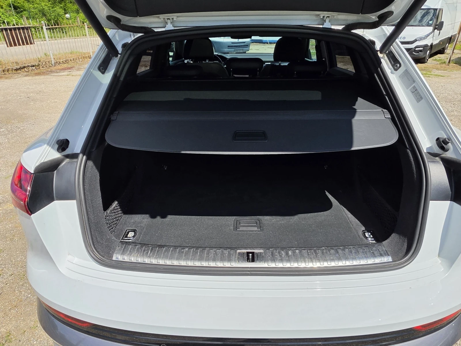 Audi E-Tron 55 QUATTRO 95 kWh   DISTRONIC, ПАНОРАМA, снимка 17 - Автомобили и джипове - 55127793
