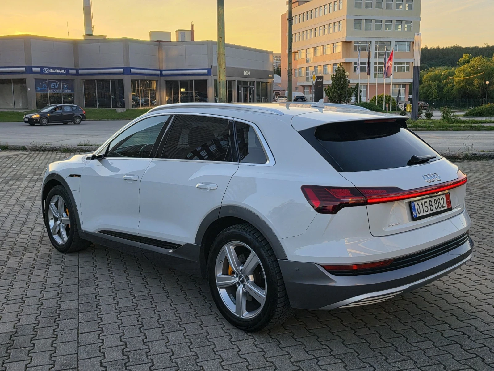 Audi E-Tron 55 QUATTRO 95 kWh   DISTRONIC, ПАНОРАМA, снимка 6 - Автомобили и джипове - 55127793