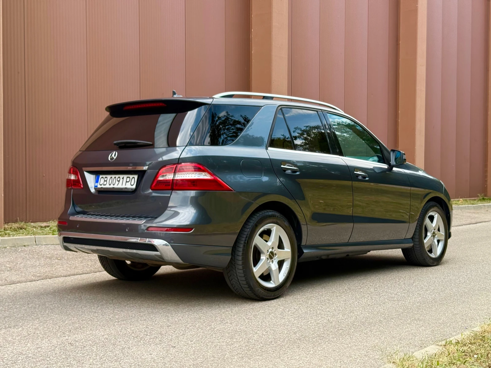 Mercedes-Benz ML 500 4 Matic/AMG Line/Distronic/360 Camera/Keyless Go, снимка 3 - Автомобили и джипове - 55597161