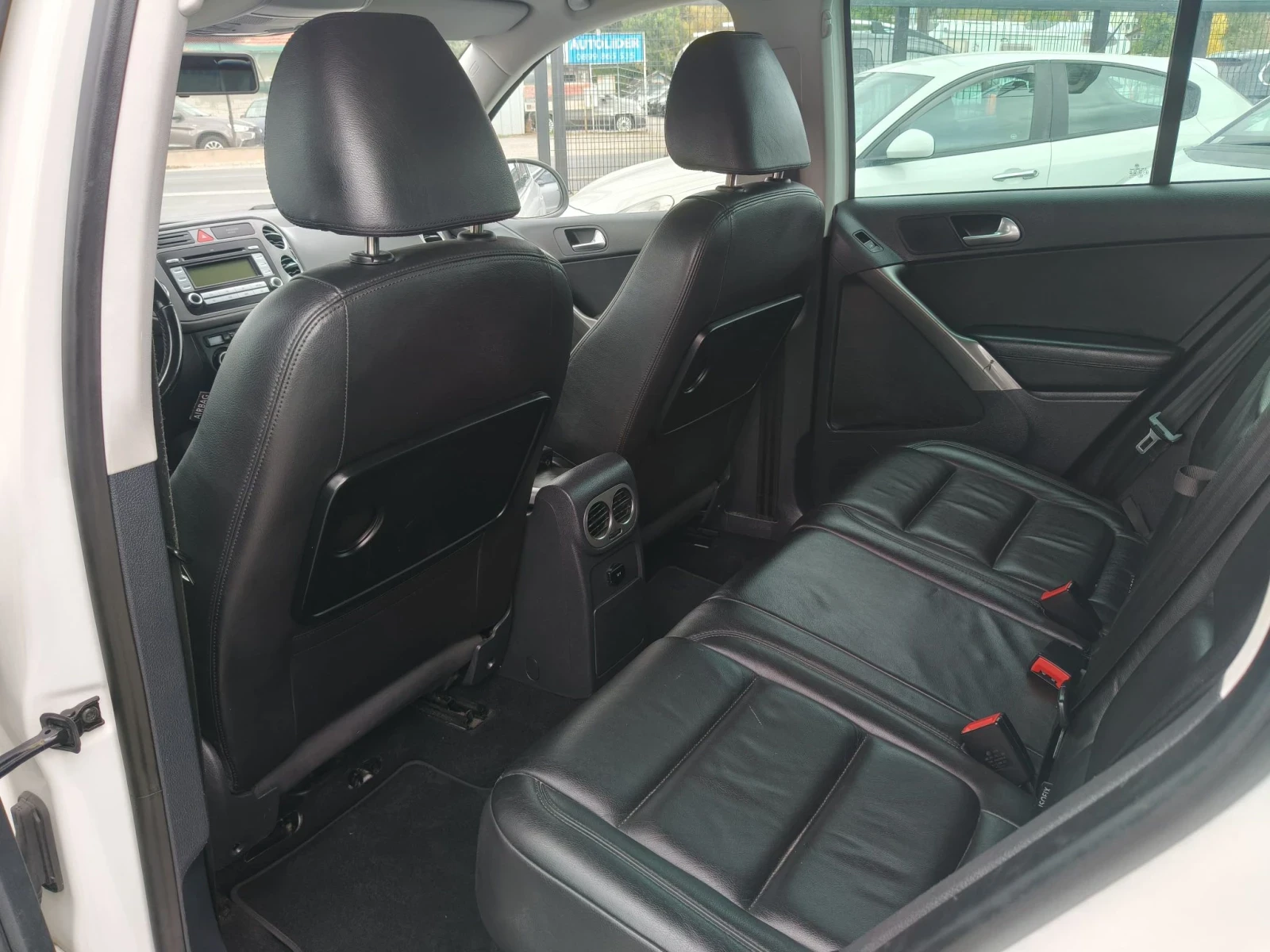 VW Tiguan 2.0TDI, снимка 11 - Автомобили и джипове - 56434751
