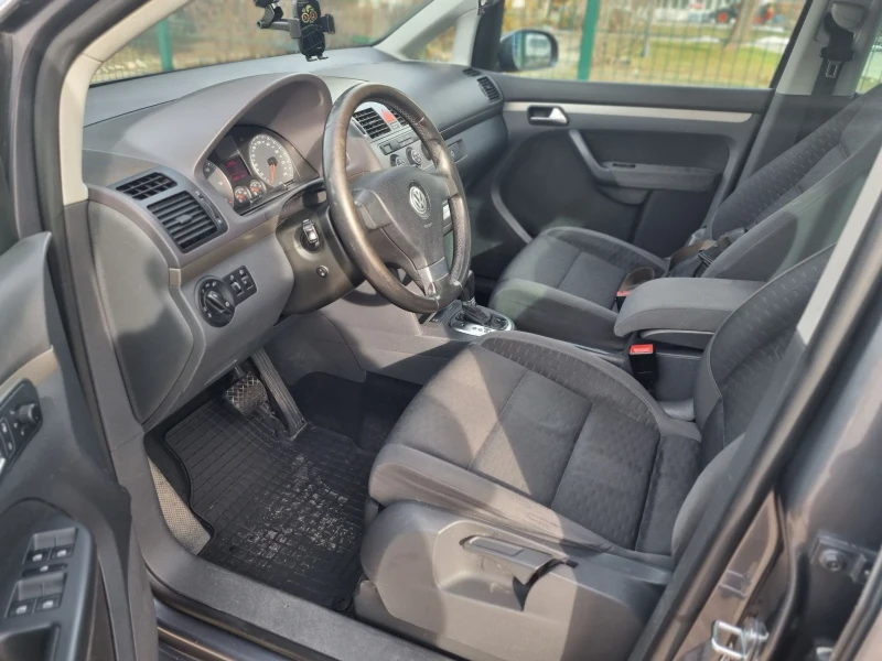 VW Touran DSG- 7местен, снимка 14 - Автомобили и джипове - 53263674