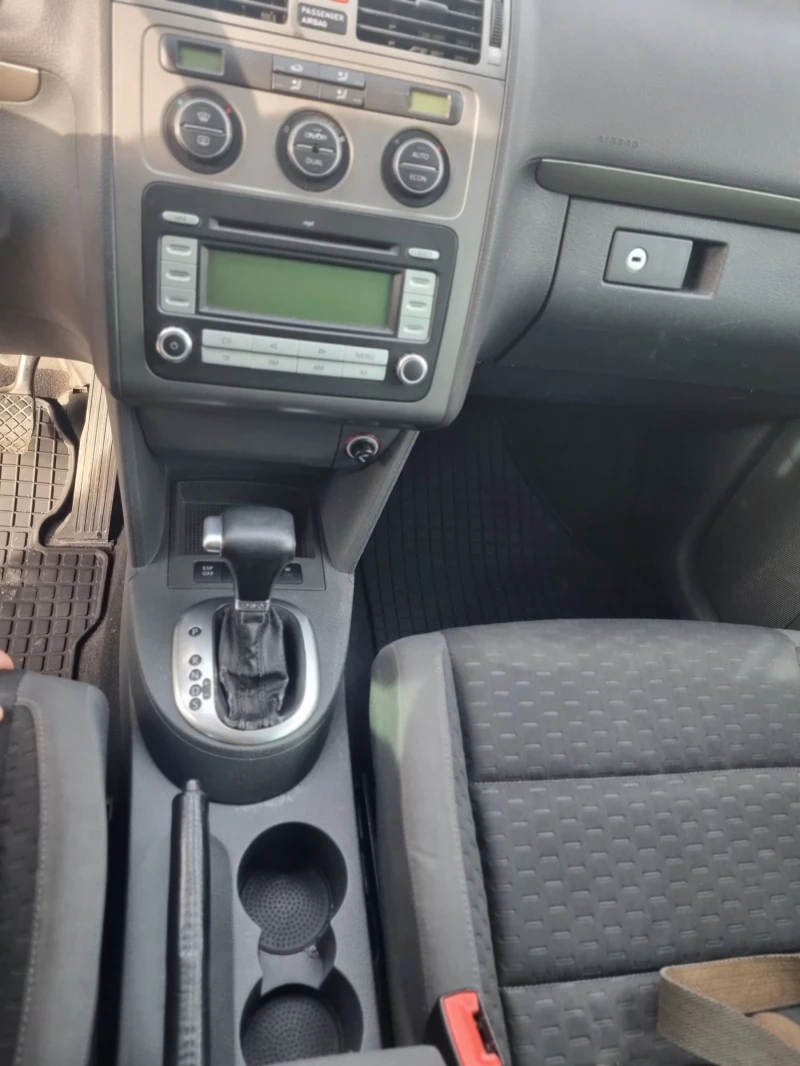 VW Touran DSG- 7местен, снимка 16 - Автомобили и джипове - 53263674