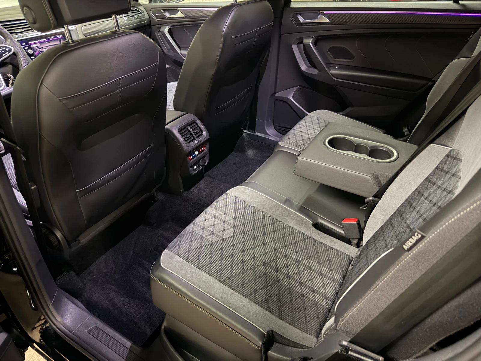 VW Tiguan 2.0TDI/3xR Line/4motion/Distronic/AllSpace/Head Up, снимка 14 - Автомобили и джипове - 55015856