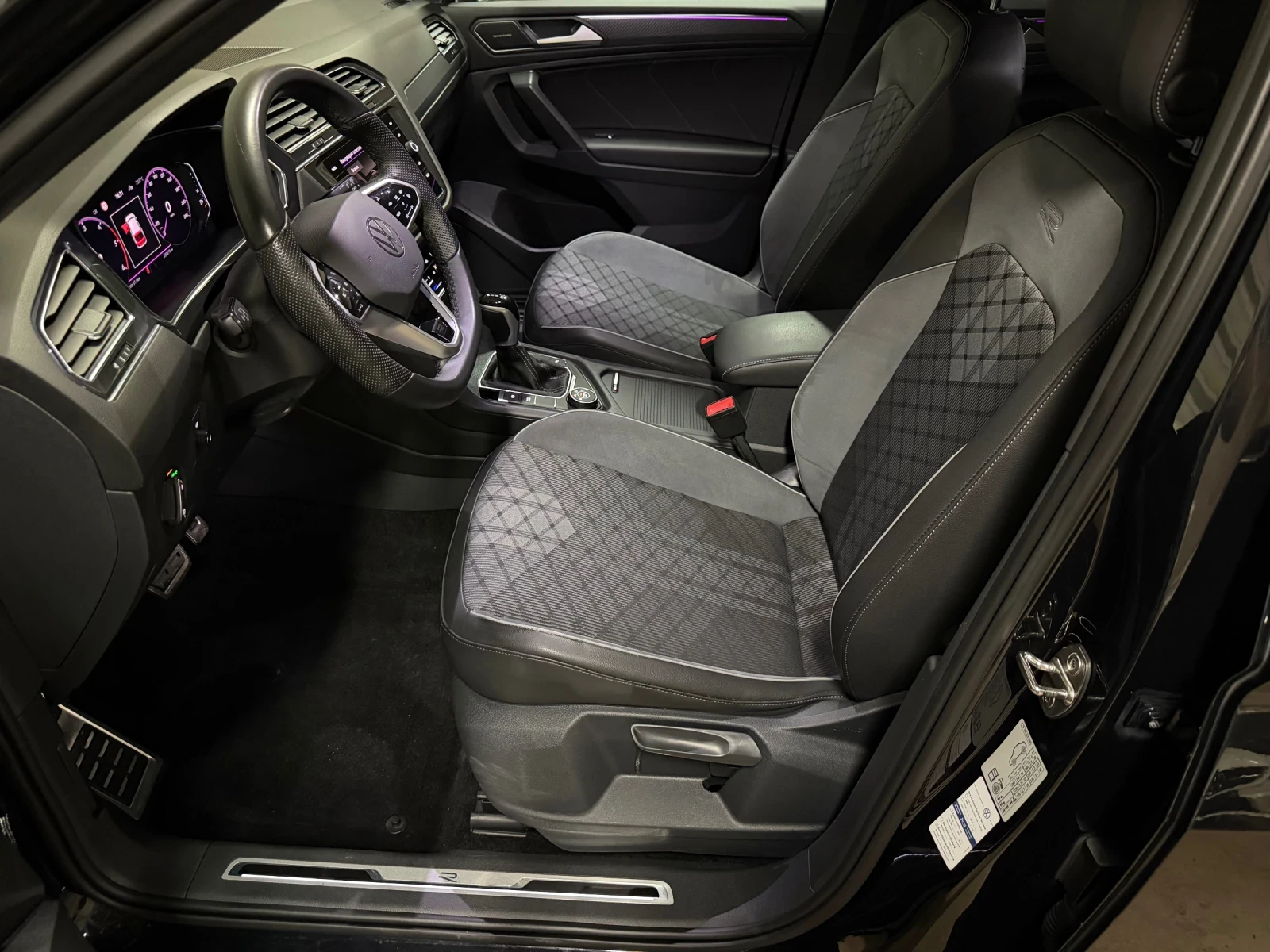 VW Tiguan 2.0TDI/3xR Line/4motion/Distronic/AllSpace/Head Up, снимка 8 - Автомобили и джипове - 55015856