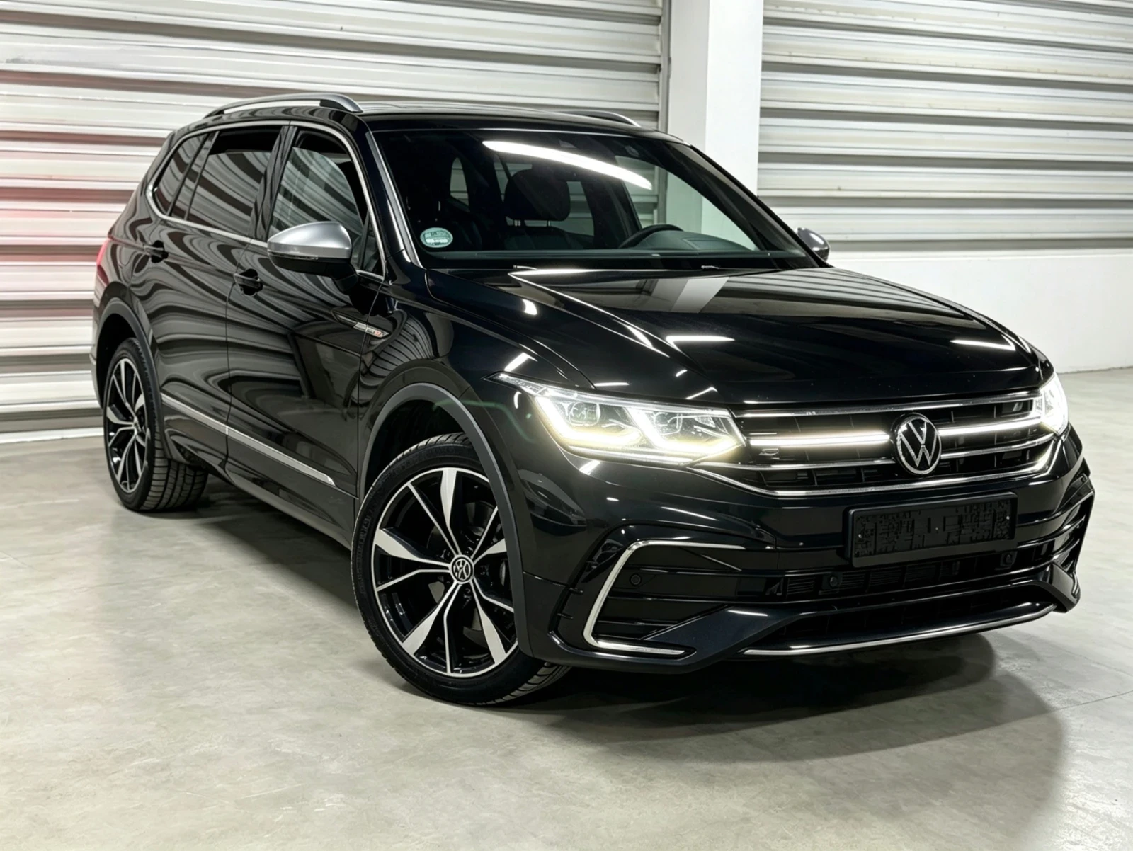 VW Tiguan 2.0TDI/3xR Line/4motion/Distronic/AllSpace/Head Up, снимка 3 - Автомобили и джипове - 55015856
