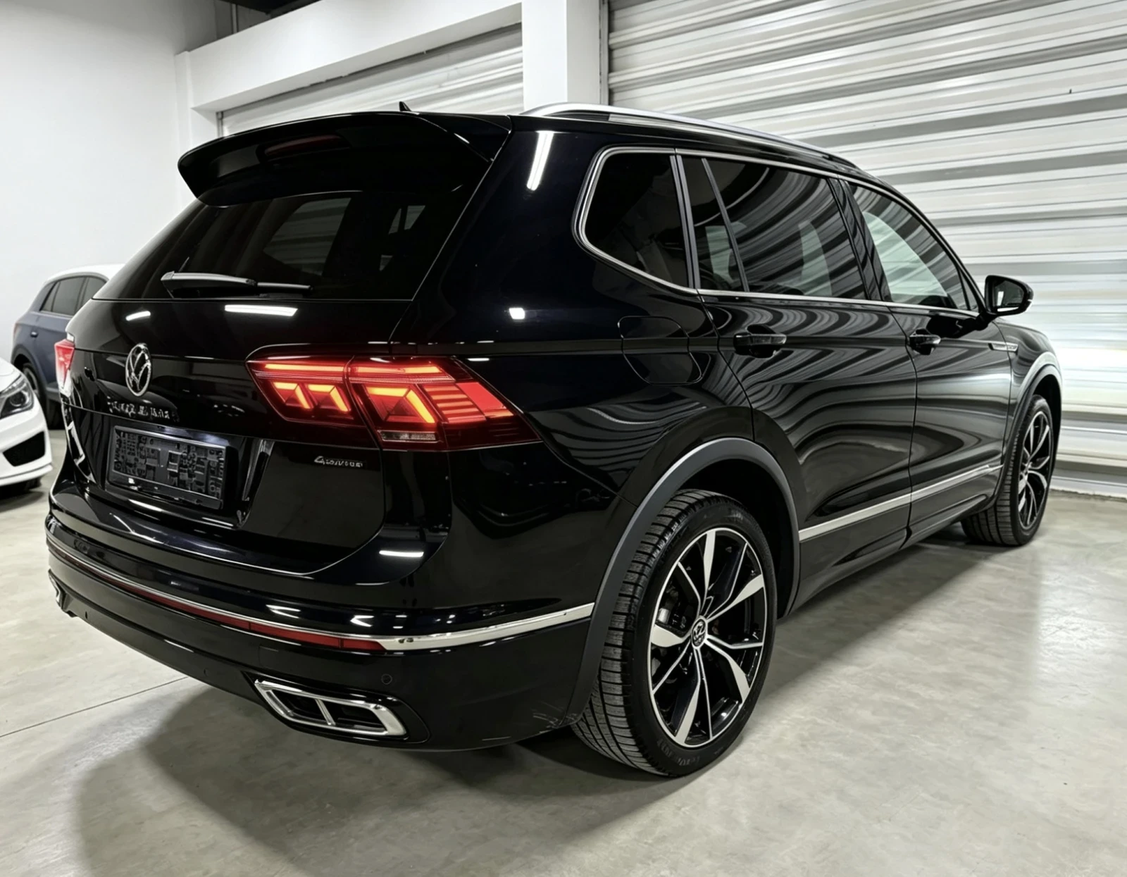 VW Tiguan 2.0TDI/3xR Line/4motion/Distronic/AllSpace/Head Up, снимка 6 - Автомобили и джипове - 55015856