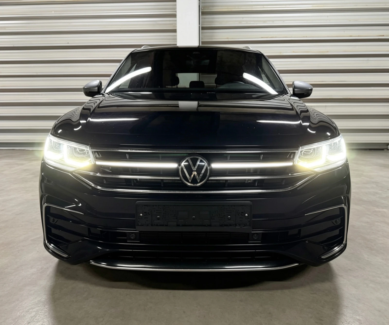 VW Tiguan 2.0TDI/3xR Line/4motion/Distronic/AllSpace/Head Up, снимка 2 - Автомобили и джипове - 55015856