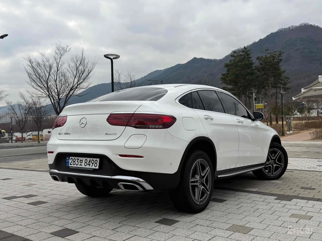 Mercedes-Benz GLC 300 HYBRID* COUPE* AMG* LINE* ДИСТРОНИК* , снимка 2 - Автомобили и джипове - 55046124