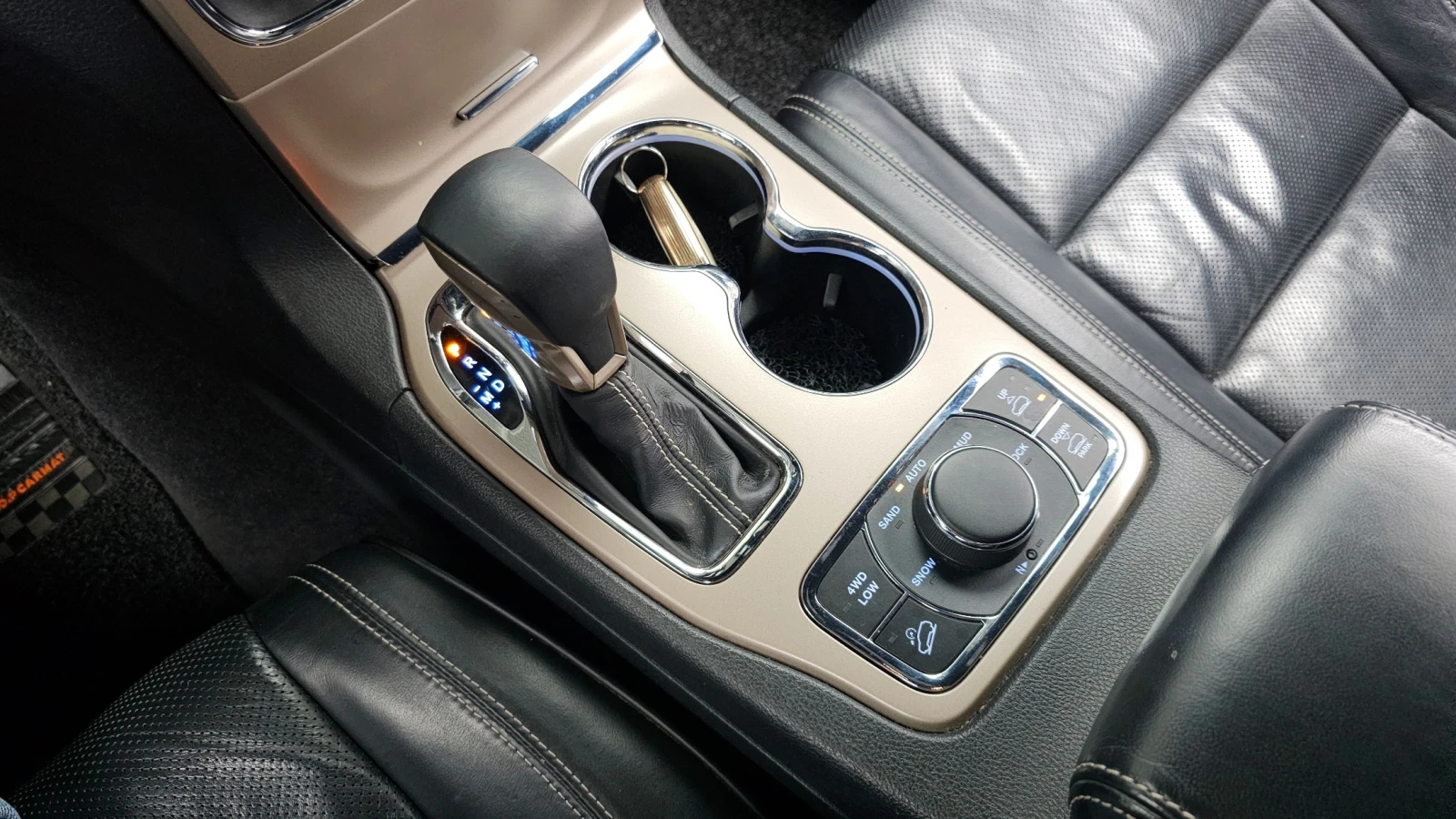 Jeep Grand cherokee 3.0 Diesel Overland, снимка 8 - Автомобили и джипове - 55216358