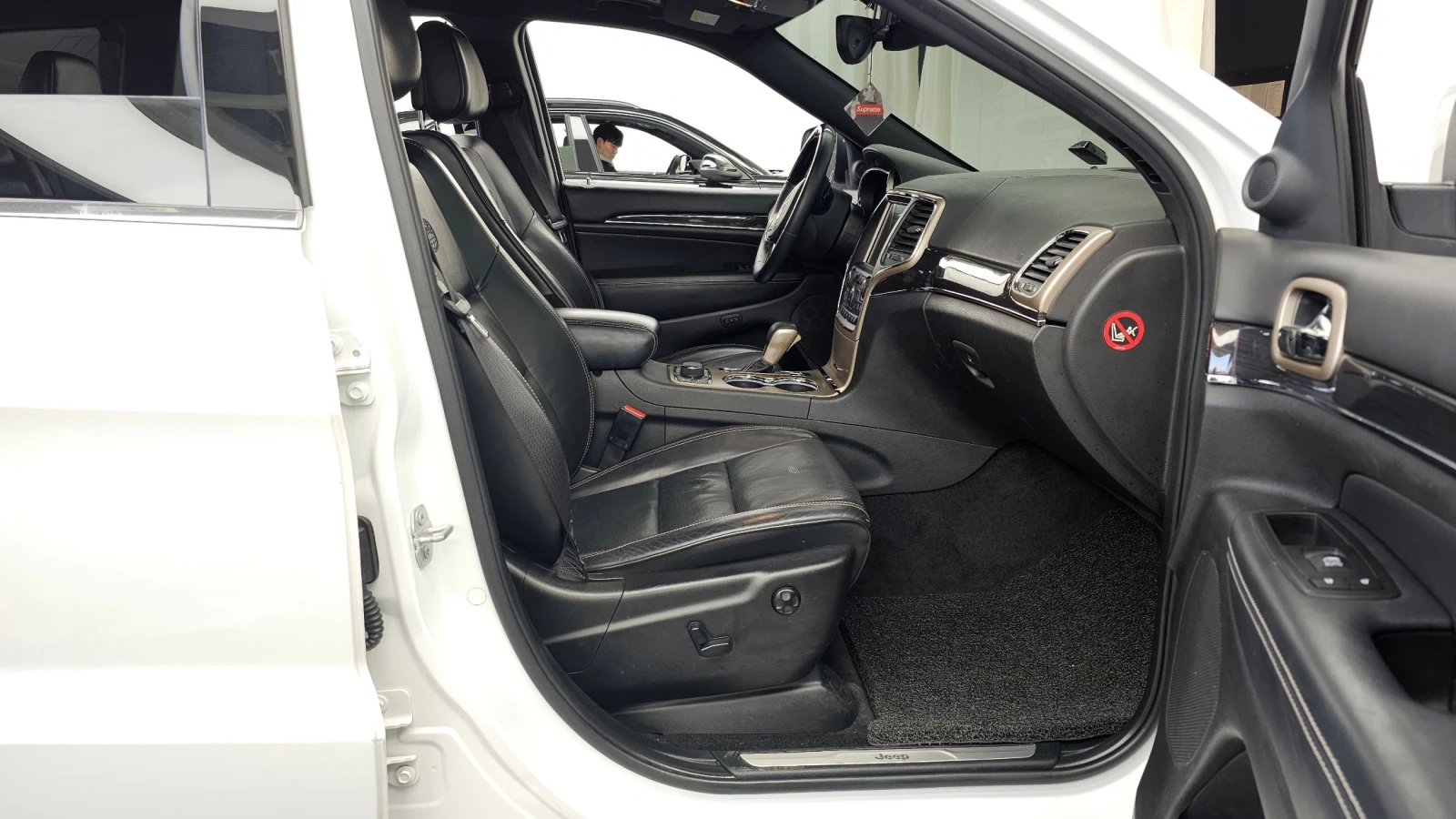 Jeep Grand cherokee 3.0 Diesel Overland, снимка 10 - Автомобили и джипове - 55216358