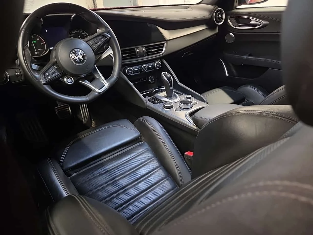 Alfa Romeo Giulia * VELOCE * CARFAX * ОПЦИЯ ЗА ФИНАНСИРАНЕ, снимка 10 - Автомобили и джипове - 55510552