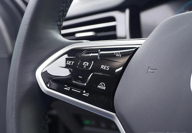 VW Touareg 3.0TDI* 4M* DISTR* MEMORY* LEDER* NAVI* CAM* , снимка 5 - Автомобили и джипове - 52086739