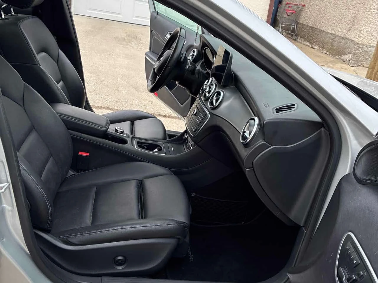 Mercedes-Benz GLA 250 * ПОДГРЕВ * ПАМЕТ * NAVI, снимка 12 - Автомобили и джипове - 54460354