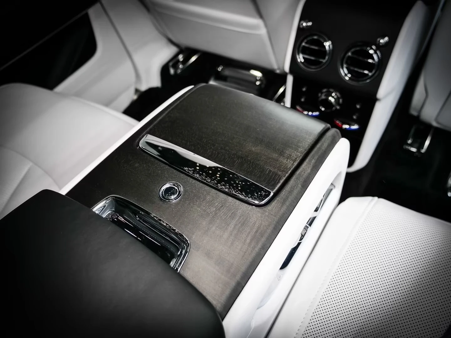 Rolls-Royce Cullinan BESPOKE-AUDIO STARLIGHT HEADLINER TV, снимка 14 - Автомобили и джипове - 55211871
