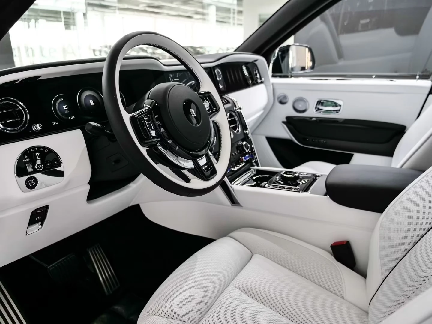 Rolls-Royce Cullinan BESPOKE-AUDIO STARLIGHT HEADLINER TV, снимка 6 - Автомобили и джипове - 55211871