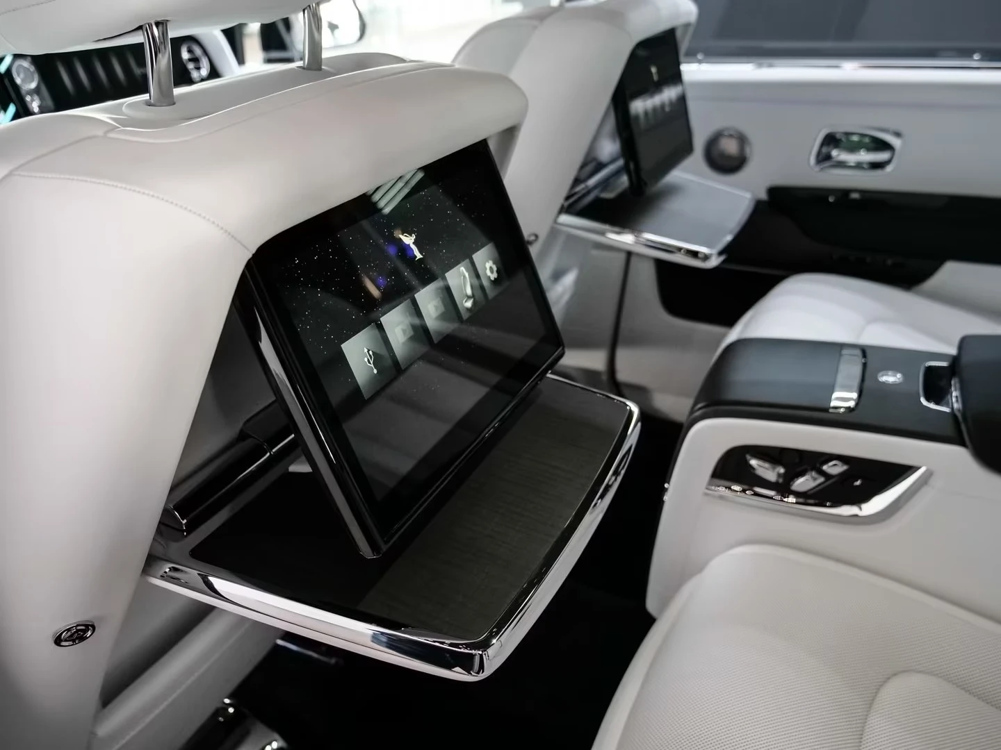 Rolls-Royce Cullinan BESPOKE-AUDIO STARLIGHT HEADLINER TV, снимка 15 - Автомобили и джипове - 55211871